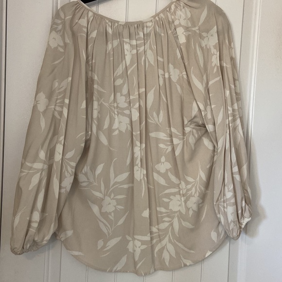 Z Supply floral blouse. - Picture 2 of 3